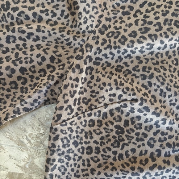 Chico’s Leopard Print No-Iron Blouse Size 2 (12) Coolmax All Season Top - Picture 6 of 13